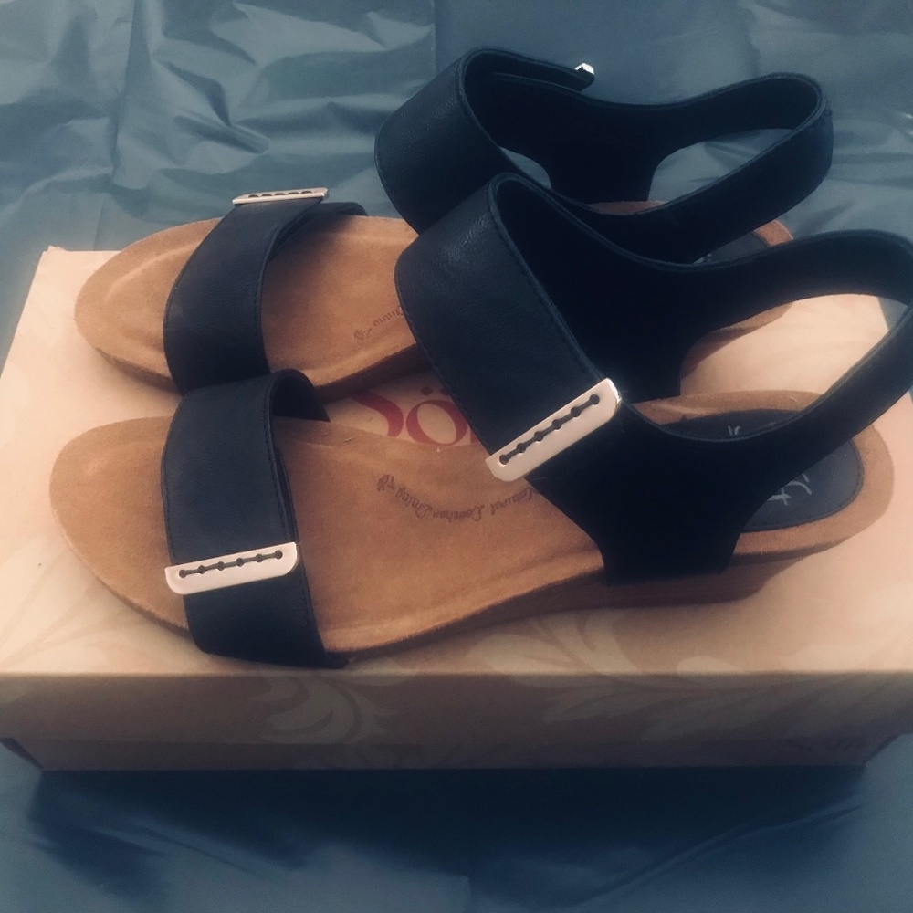 New in box Women’s Sandals Black Leather. Sofft. Verdi